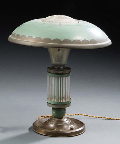 TRAVAIL FRANÇAIS 1940 
Lampe en laiton et métal patiné vert à fût agrémenté de tubes...