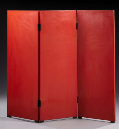 TRAVAIL 1930-1950 
Paravent à trois feuilles en bois laqué rouge
132 x 50 cm par...