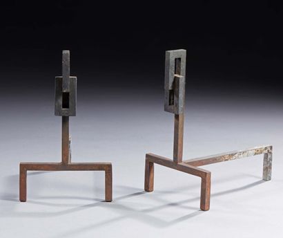 TRAVAIL 1930-1950 
Paire de chenets en fer forgé
H : 35,5 L : 21 P : 33 cm