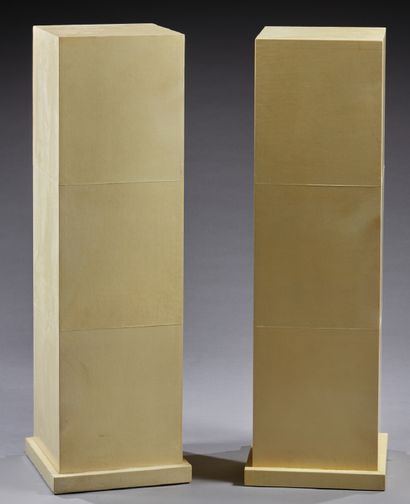 TRAVAIL FRANÇAIS Paire de colonnes cubiques entièrement recouvertes de parchemin
H...
