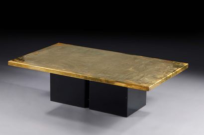 CHRISTIAN HECKSCHER (NÉ EN 1951) Table basse, plateau rectangulaire en laiton à décor...