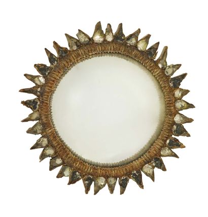 Line VAUTRIN (1903-1997) 
Petit miroir «soleil» en talossel enserrant une glace circulaire...