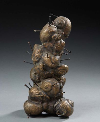 CLAUDE GILLI (1938-2015) 
Stèlle d'escargots
Sculpture en bronze à patine médaille...