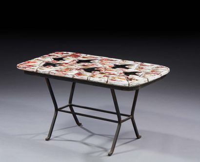 ALICE COLONIEU (1924-2010) 
Table basse à plateau en carreaux de céramique émaillée...