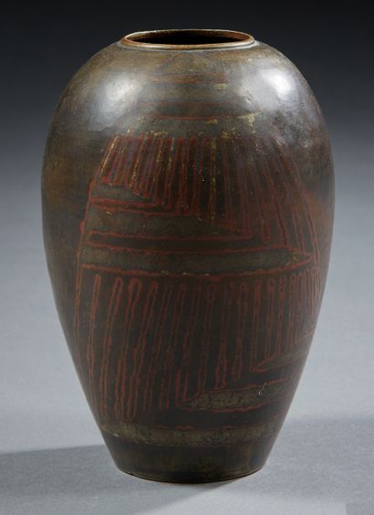 Jean DUNAND (1877-1942) 
Vase ovoïde en dinanderie de métal martelé à décor géométrique...