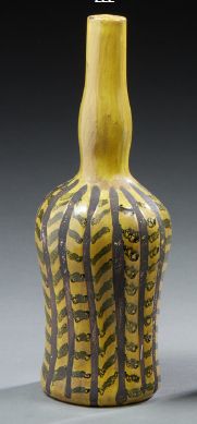 CAPRON VALLAURIS Vase bouteille en céramique émaillée jaune et noire
Signé «Capron...