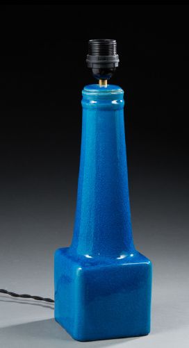 TRAVAIL DANOIS 1960 
Lampe en céramique émaillée bleue craquelée
Monogramme et annotée...