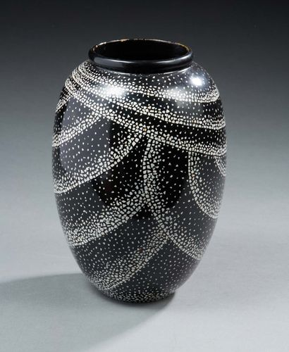 JEAN DUNAND, Vase ovoïde en métal à décor incrusté de coquilles d'oeuf sur fond laqué...