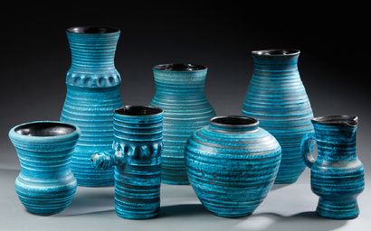 ACCOLAY Ensemble de sept vases et pichets en céramique émaillée bleue nuancée brun
Signés
H...