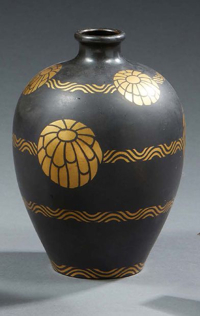 Maison CHRISTOFLE Vase ovoïde en dinanderie de métal à décor de motifs végétaux dorés...