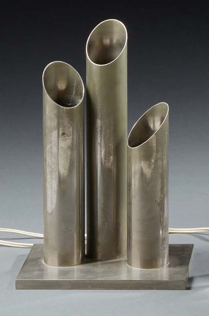 TRAVAIL 1930-1950 
Lampe moderniste en métal nickelé composée de trois tubes adossés
H...