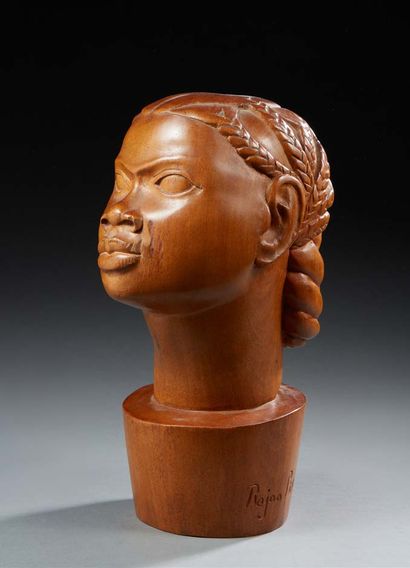 RAJAO PIERRE (XXe) 
Sculpture en acajou figurant un buste d'africaine
Signée
Vers...