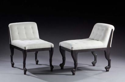 JOHN DICKINSON, DANS LE GOÛT DE Paire de fauteuils en bois noirci à assise et dossier...