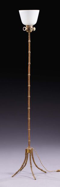 MAISON BAGUES, Lampadaire en laiton imitant le bambou
H : 174 cm