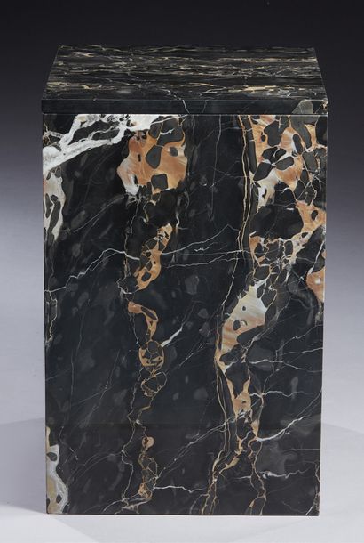 TRAVAIL FRANÇAIS Sellette cubique en marbre portor
H : 62 L : 40 P : 42 cm