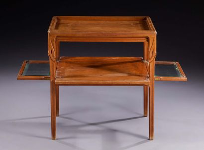 Maurice DUFRÊNE (1876-1955) 
Table vitrine en bois mouluré sculpté à deux plateaux...
