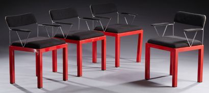 STUDIO SOTTSASS Suite de quatre chaises en métal laqué rouge et métal tubulaire chromé...