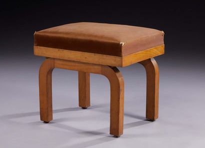 TRAVAIL FRANÇAIS 1930 
Tabouret en placage de noyer, garniture de tissu brun
H :...