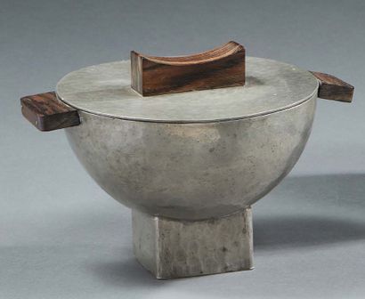 TRAVAIL 1930 
Pot couvert moderniste en métal martelé à anses et prise en ébène de...