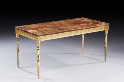 ALDO TURA (1909-1963) 
Table basse néo-classique en laiton doré présentant un plateau...
