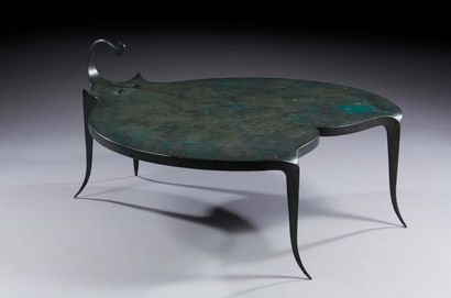 Yves PAGART (né en 1947) 
Table basse en métal à patine vert nuancée à plateau asymétrique...