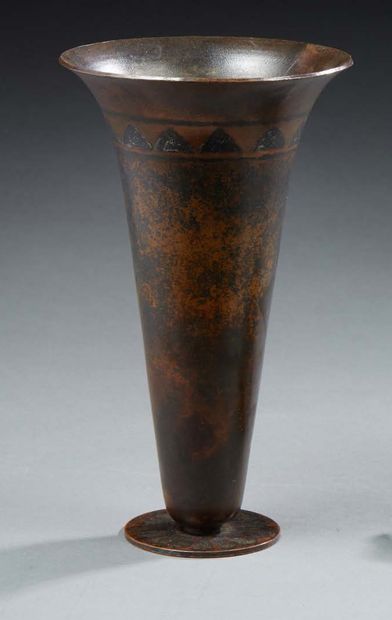 V KARPOFF LYON Vase tronconique en dinanderie de métal à décor géométrique
Signé
H...