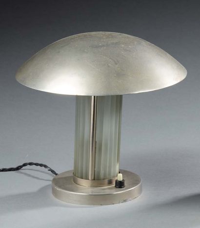 TRAVAIL FRANCAIS 1930-1950 
Lampe moderniste en métal nickelé et tubes de verre
H...