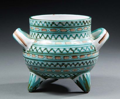 Robert PICAULT (1919-2000) 
Vase tripode à anses en céramique émaillée
Signé du monogramme
H...
