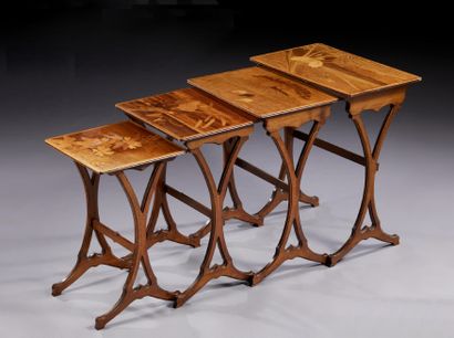 Émile GALLÉ (1846-1904) 
Suite de quatre tables gigognes, plateau en bois marqueté...