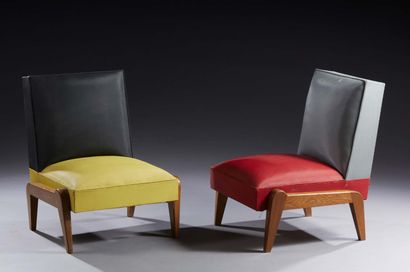 TRAVAIL 1950-1960 
Paire de fauteuils en chêne à assise et dossier en Skai de couleur
H...