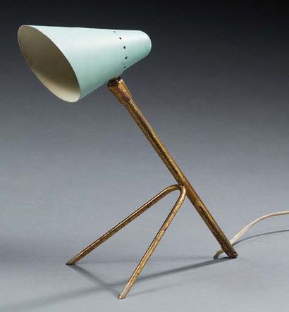 TRAVAIL 1960 
Lampe à piètement tripode en laiton doré enserrant un réflecteur conique...