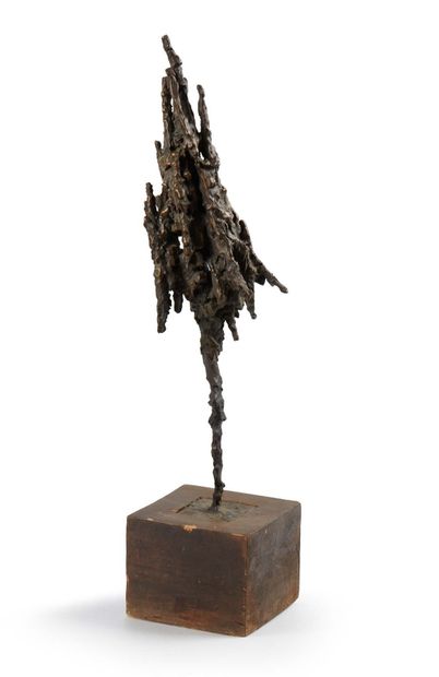 ASHBEE (XXe SIÈCLE) Abstract sculpture in bronze resting on a natural wood base.
Signed...