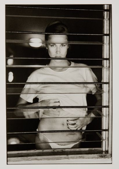 Jean-François Jonvelle (1943-2002) Femme se dévoilant à la fenêtre
Photographie
Cachet...