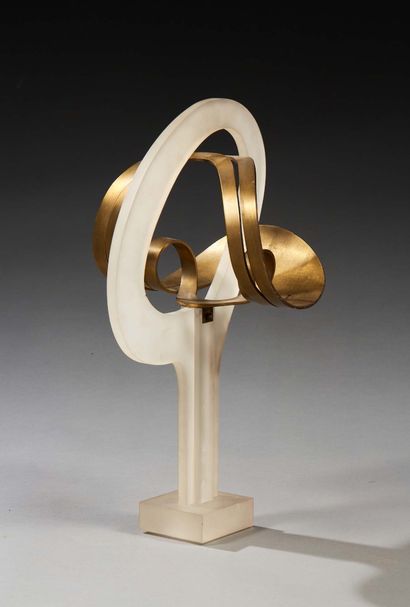 César DOMELA (1900-1992) Sculpture en Plexiglas et bronze dorée figurant un visage
Signée...