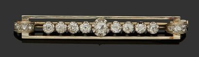 null BROCHE BARETTE en or gris 18K (750) et platine, sertie de neuf diamants dont...