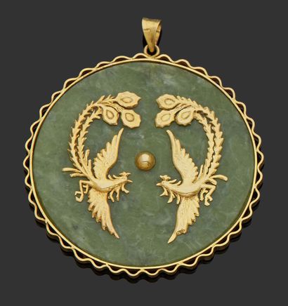 null GRAND PENDENTIF en jade, monture et motifs en vermeil figurant sur une face...