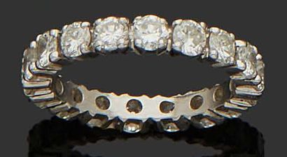 null ALLIANCE AMÉRICAINE en or gris 18K (750) ornée de diamants.
TDD : 48
Poids brut...