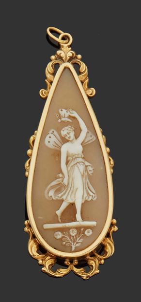 null 18K (750) yellow gold pendant with a shell cameo representing a young woman.
Gross...