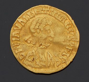 null THÉODOSE IER (379-395)
Trémissis. 1,44 g. Constantinople.
Son buste. R/ Victoire...