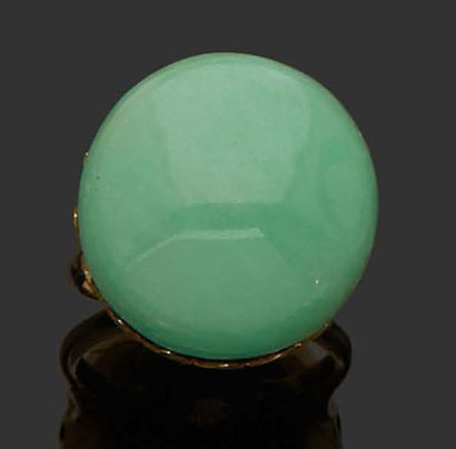 null BAGUE en or jaune 18K (750) sertie d'une large perle de jade.
TDD : 51
Poids...