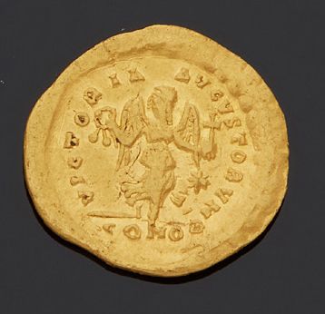 null THÉODOSE IER (379-395)
Trémissis. 1,44 g. Constantinople.
Son buste. R/ Victoire...