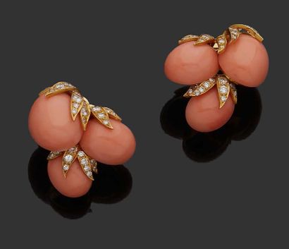 FRED Set in gold 750 thousandths and cabochons of coral skin of angel posed in a...