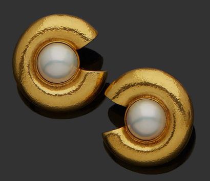 ZOLOTAS Paire de boucles d'oreille en or jaune 18K (750) martelé serti d'une perle...