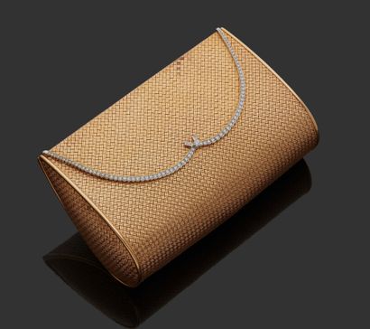 BOUCHERON Paris Evening bag in gold 750 thousandths with decoration of basket, the...