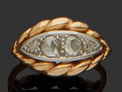 null 
BAGUE DEMI JONC en or jaune 18K (750) et plaine godroné, ornée de quatre diamants.



TDD...