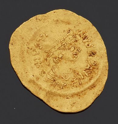 null EUDOCIA, ÉPOUSE DE THÉODOSE II Trémissis. 1,45 g. Constantinople.
Son buste....