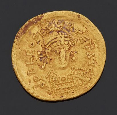 null LÉON (457-474)
Solidus. 4,41 g. Constantinople.
Son buste de face. R/ Victoire...