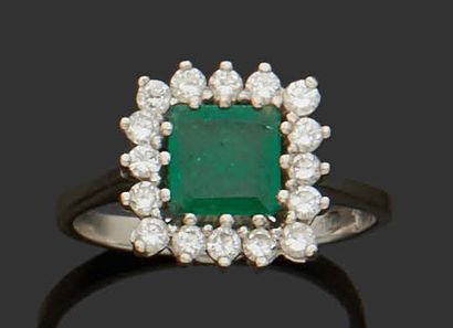 null BAGUE en or gris 18K (750) sertie d'une emeraude carrée dans un entourage de...