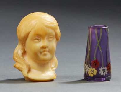 null ENSEMBLE comprenant un visage de femme et un petit vase en verre à décor de...