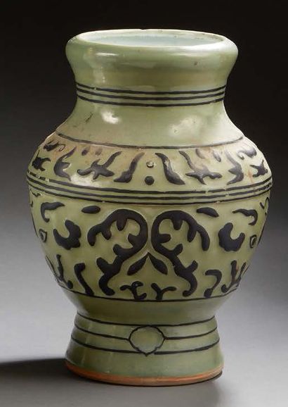 CHINE 
Vase with blue motifs on a celadon background.
Mark on the back.
H. : 31c...